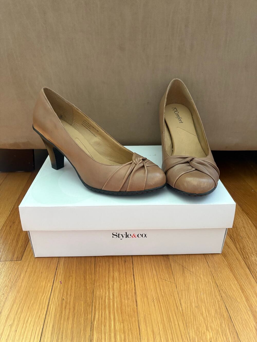 I heart comfort tan twist front closed toe heel